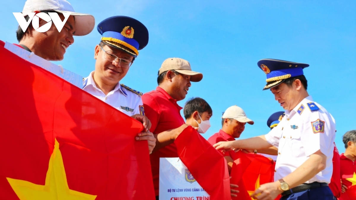 Vietnam Coast Guard offers 5,000 national flags to fishermen
